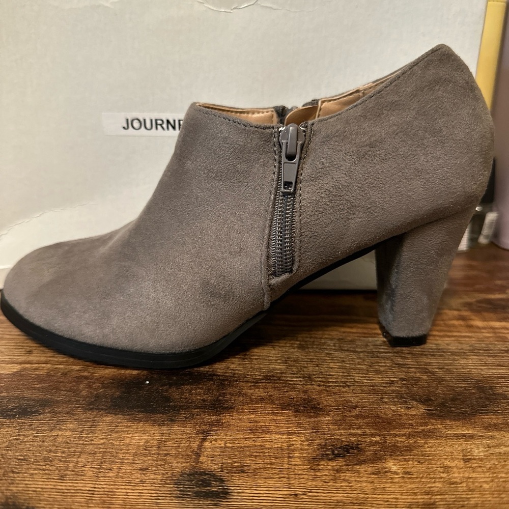 Journee size 7.5 heeled boots